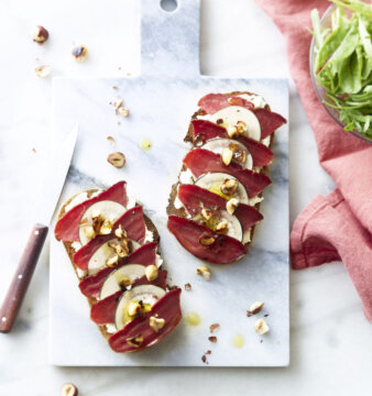 recette tartine de magret fumé chèvre frais radis noir et noisette