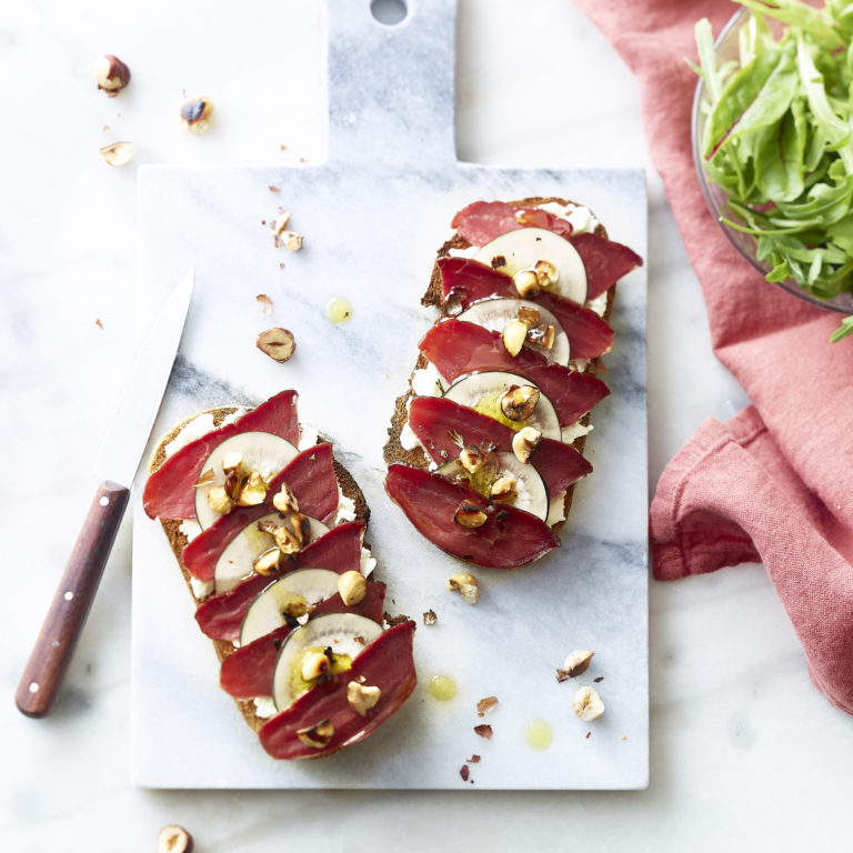 recette tartine de magret fumé chèvre frais radis noir et noisette